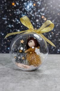 Zlata običajna kroglica z imenom.