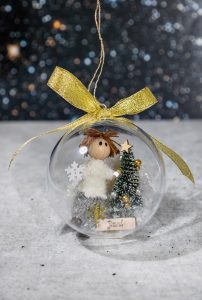 Običajna figurica s fantkom in graviranim napisom z imenom.