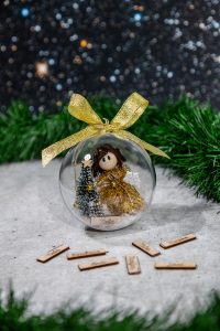 Zlata običajna kroglica z imenom.