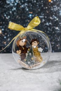 Premium kroglica. Zlate barve z dvema figuricama.