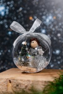 Srebrna običajna kroglica z imenom.